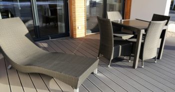 Moderne Holzterrasse mit Gartenmbel