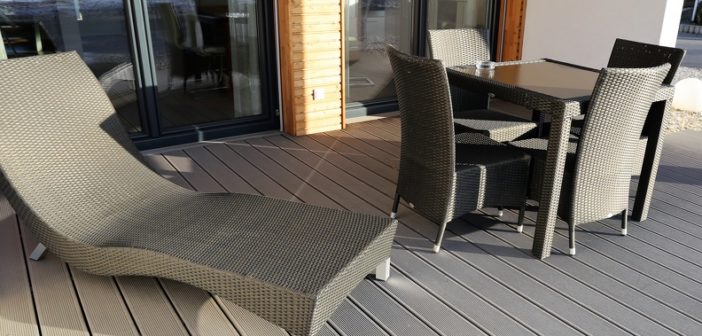 Moderne Holzterrasse mit Gartenmbel